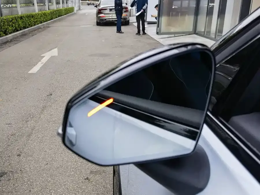 Volvo EX30 2025 rear-wheel drive long-range version Plus 2024 — миниатюра 5