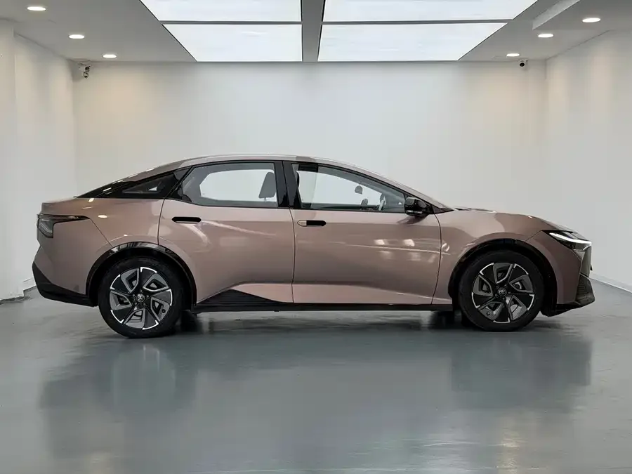 Toyota bZ 3 2023 616km long range Premium 2023 — миниатюра 2
