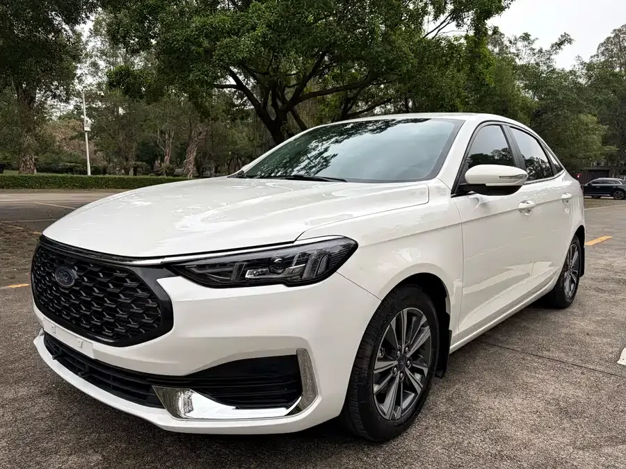 Ford Escort Escort 2021 1.5L Automatic Diamond Edition 2022 — фото 1, купить с доставкой в Москву