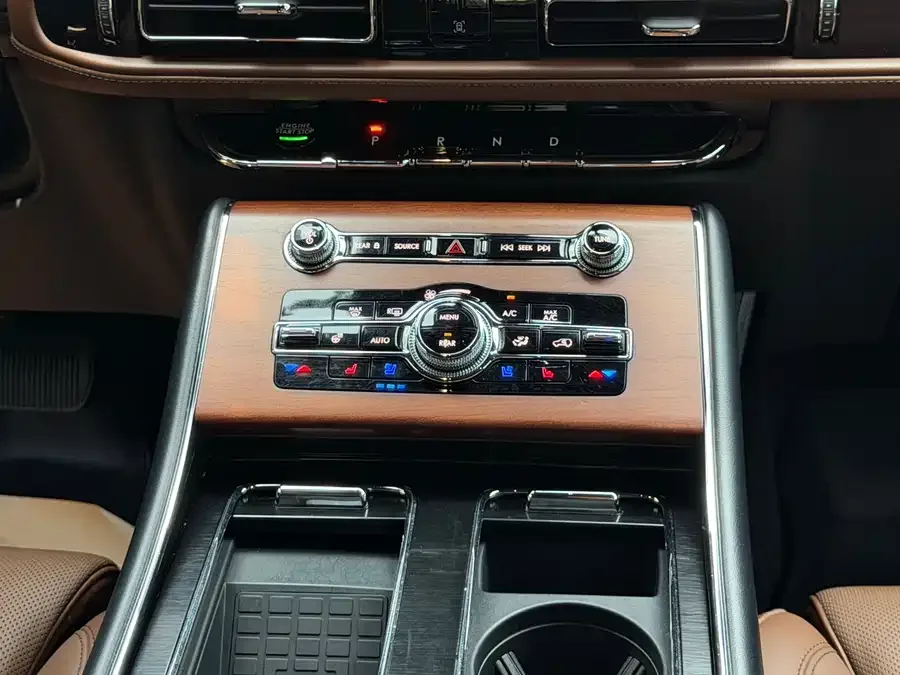 Lincoln Aviator Aviator 2021 3.0T V6 4WD Elegant Edition 2022 — миниатюра 4