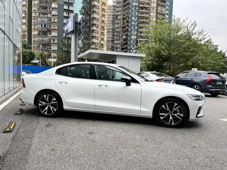 Volvo S60 2024 B5 Smart Sports Edition 2023 — миниатюра 2