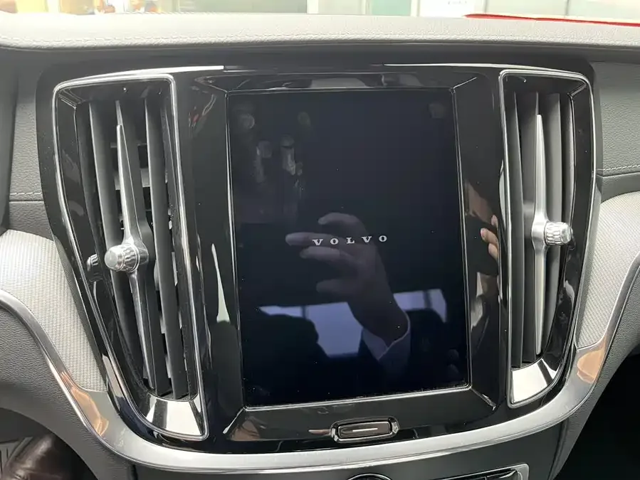 Volvo S60 2024 B5 Smart Sports Edition 2023 — миниатюра 4