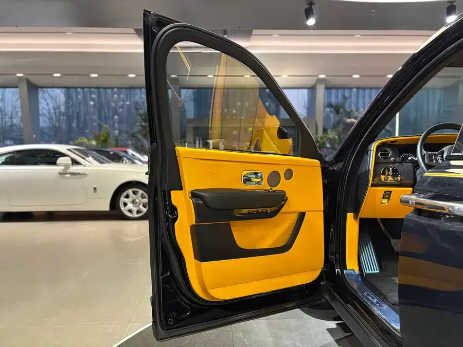 Rolls-Royce Cullinan Cullinan 2020 Black Badge 2022 — миниатюра 3