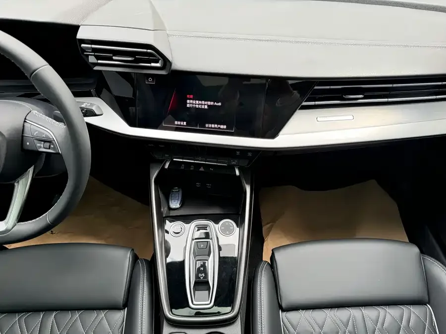 Audi A3 2025 Sportback 35TFSI Flying Spur Premium Edition 2025 — миниатюра 3