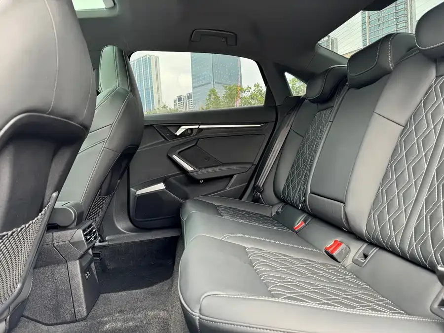 Audi A3 2025 Sportback 35TFSI Flying Spur Premium Edition 2025 — миниатюра 4