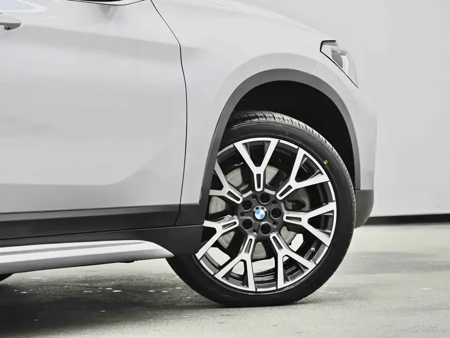 BMW X1 2022 xDrive25Li Exclusive Model 2022 — миниатюра 3
