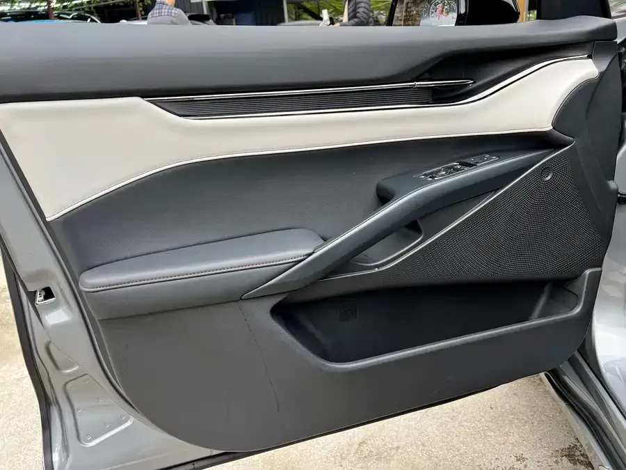 Ford Mondeo 2022 Mondeo EcoBoost 245 Luxury 2023 — миниатюра 2