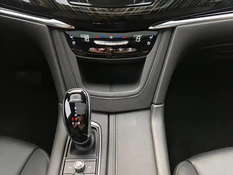 Cadillac XT6 2022 2.0T 6-seat 4WD luxury standard version 2022 — миниатюра 5