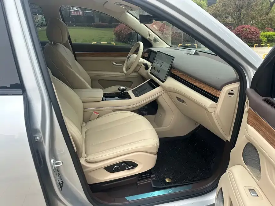 AITO M7 QM7 2024 1.5T RWD Plus Edition 5 Seaters 2023 — миниатюра 3