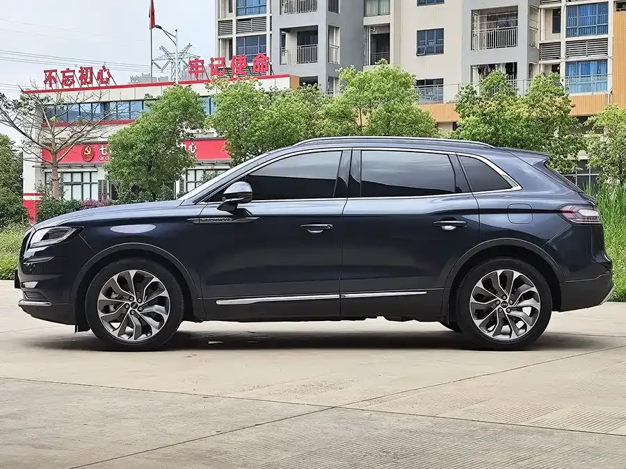 Lincoln Navigator Navigator 2021 2.0T 4WD Premium Edition 2022 — миниатюра 2