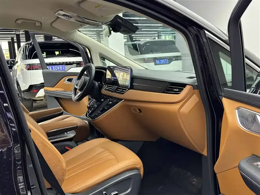 Hongqi HQ9 PHEV Hongqi HQ9 PHEV 2024 2.0T 4WD Business Edition 2024 — миниатюра 3