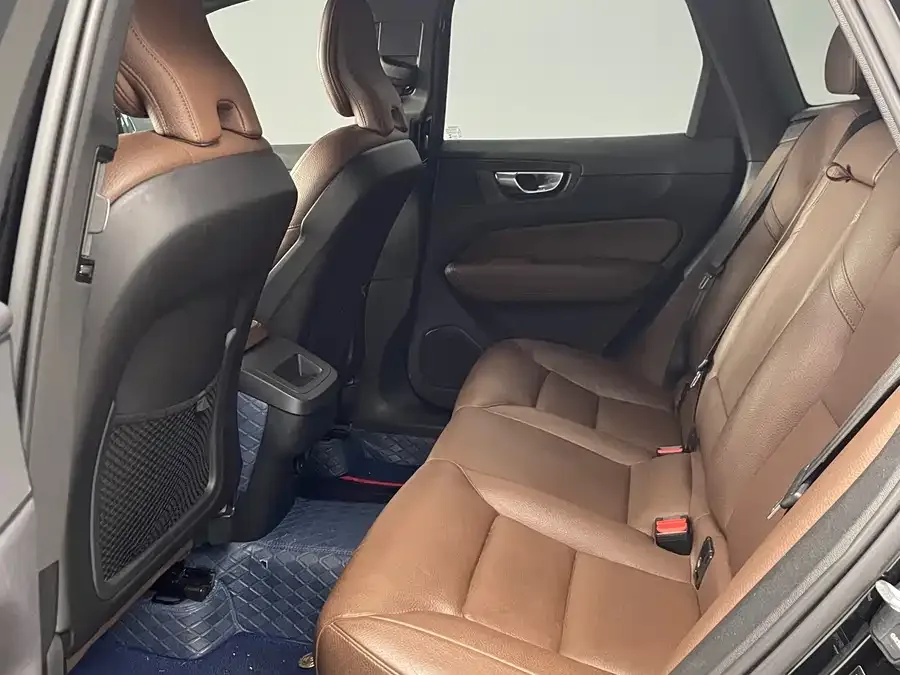 Volvo XC60 2023 B5 4WD Zhiyi Luxury Edition 2023 — миниатюра 2