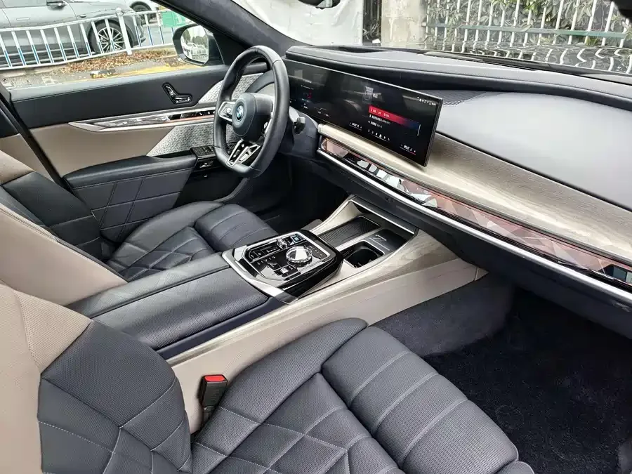 BMW i7 M70L 2023 M70L 2024 — миниатюра 5