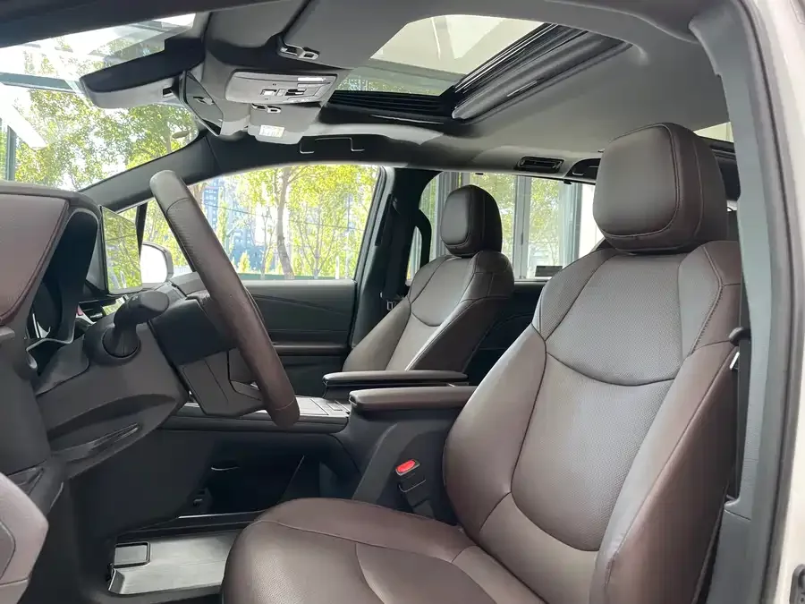 Toyota Granvia Grevia 2024 2.5L Hybrid Premium PLUS 4WD Edition 2025 — миниатюра 3