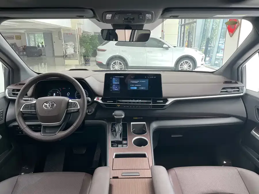 Toyota Granvia Grevia 2024 2.5L Hybrid Premium PLUS 4WD Edition 2025 — миниатюра 5