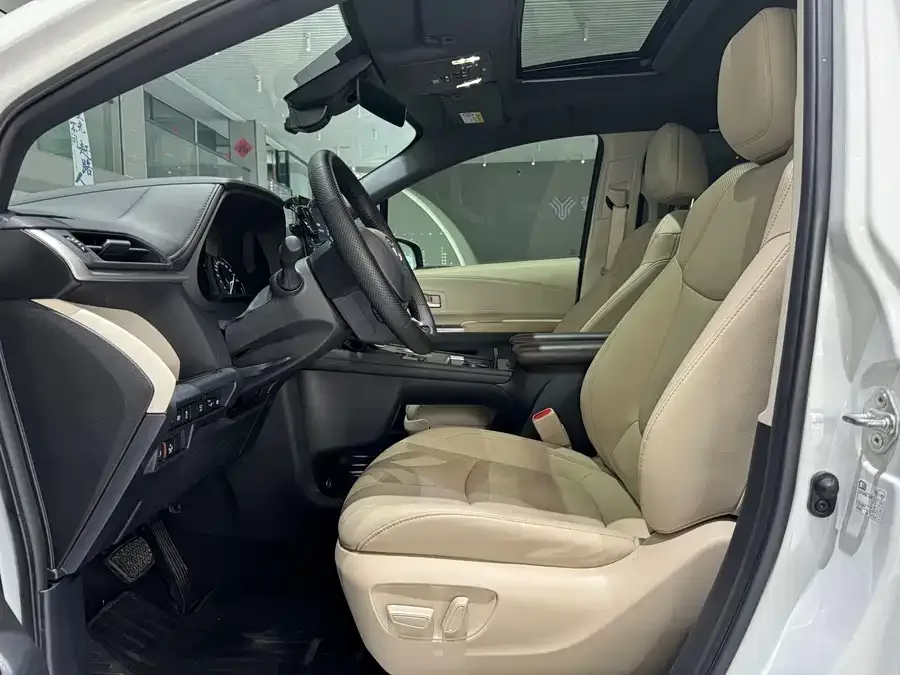 Toyota Granvia Grevia 2023 2.5L Hybrid VIP Edition 2023 — миниатюра 2