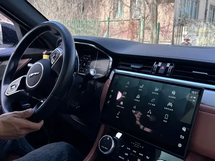 Jaguar F-Pace 2021 250PS R-Dynamic S 2022 — миниатюра 2