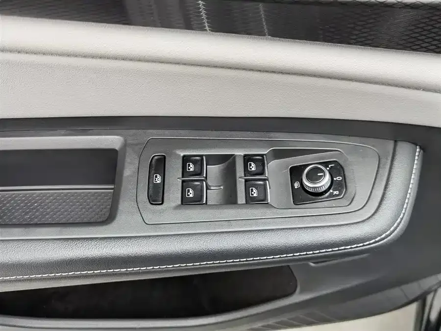 Volkswagen Teramont 2023 Touron 380TSI 4WD Luxury Edition 2023 — миниатюра 3