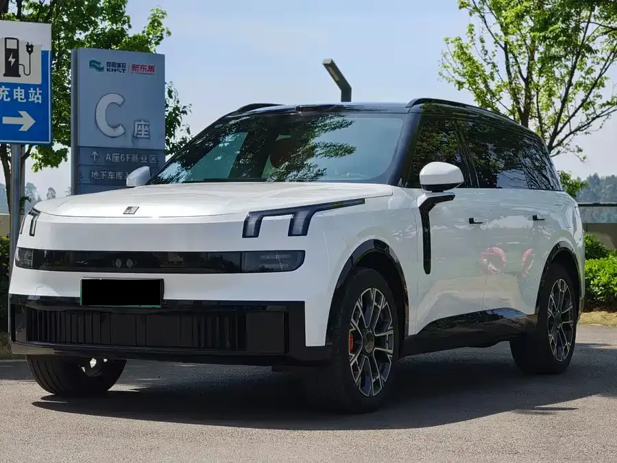 Lynk & Co 900 2025
