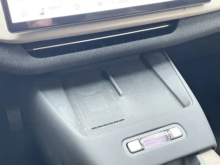Volvo XC70 plug-in hybrid 2026 Volvo XC70 Plug-in Hybrid Two-Wheel Drive Long Range Core 2025 — миниатюра 2