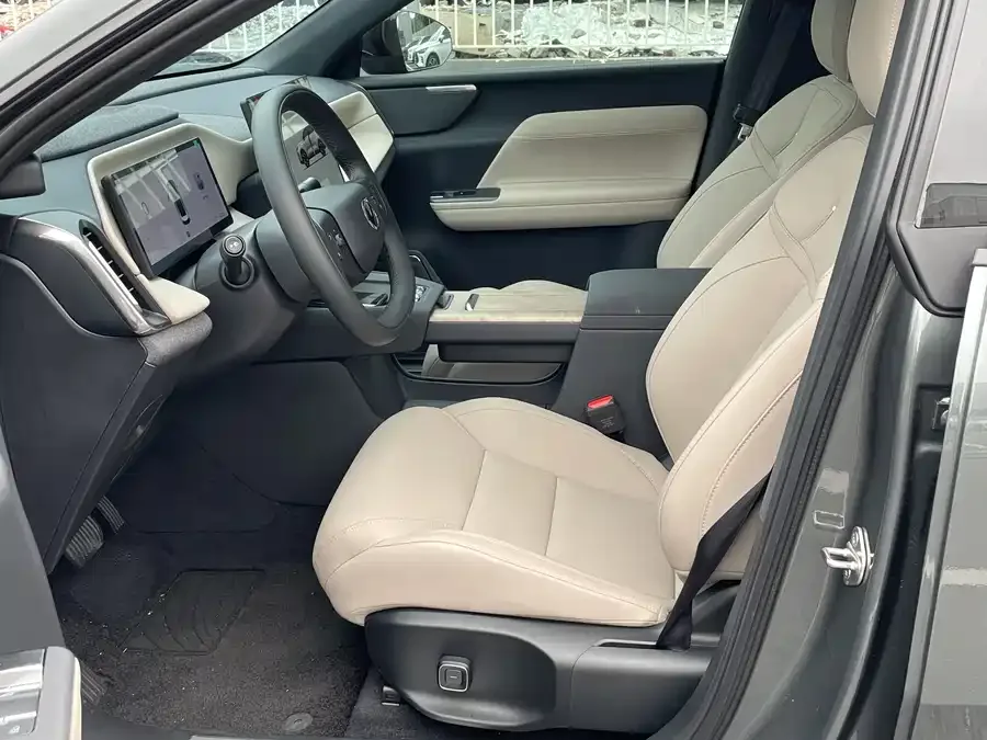 Volvo XC70 plug-in hybrid 2026 Volvo XC70 Plug-in Hybrid Two-Wheel Drive Long Range Core 2025 — миниатюра 4
