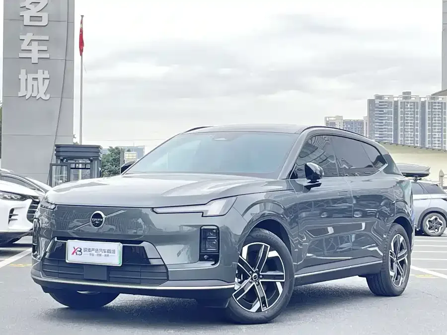 Volvo XC70 plug-in hybrid 2025