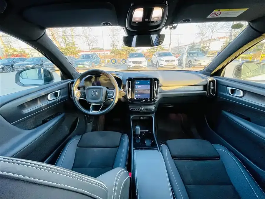 Volvo XC40 New Energy 2023 Long Range Edition 2023 — миниатюра 4