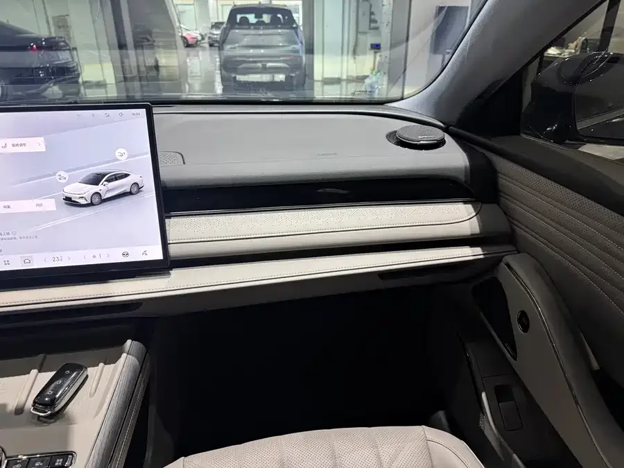 Geely Galaxy Star 8 Galaxy Star 8 2025 130km EM-i Premium Edition 2025 — миниатюра 4