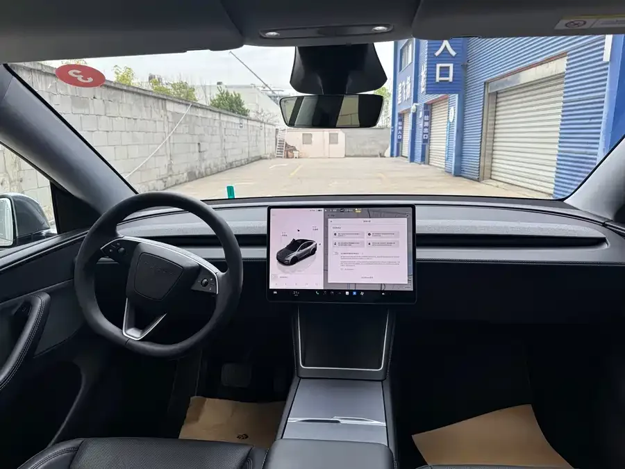 Tesla Model Y Model Y 2025 rear-wheel drive first edition 2025 — миниатюра 3