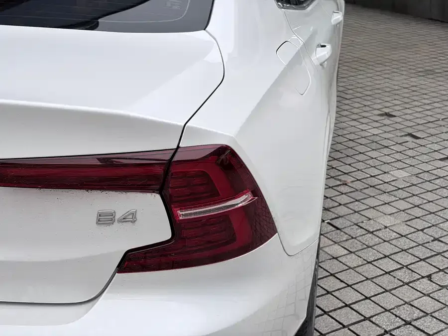 Volvo S60 2022 B4 Zhiyuan Luxury Edition 2022 — миниатюра 4