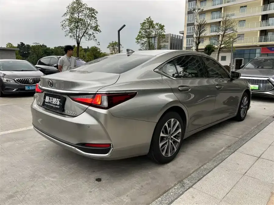 Lexus ES 2021 200 Excellence Edition 2022 — миниатюра 3