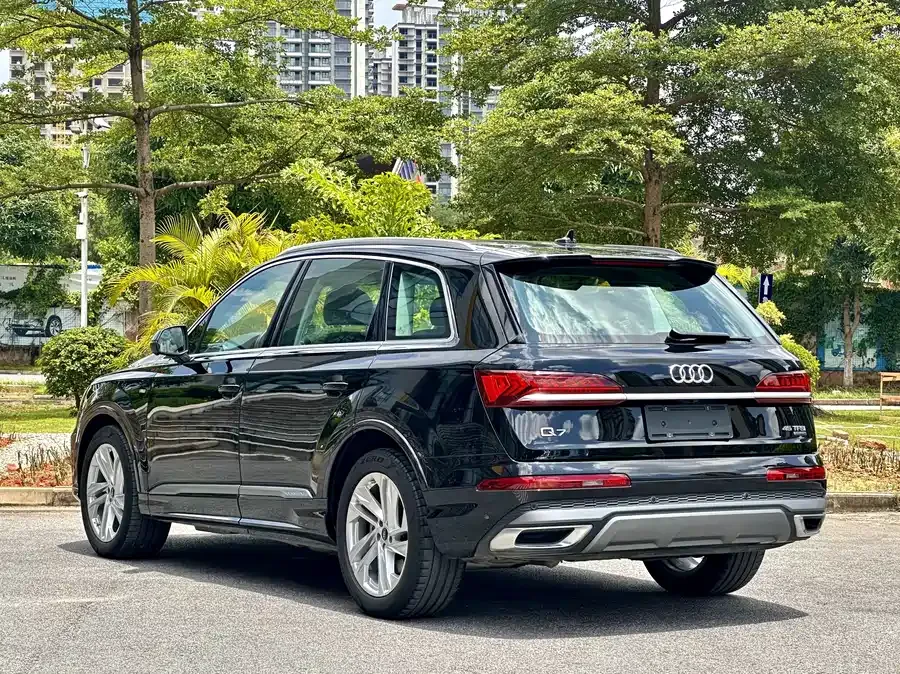 Audi Q7 2023 45 TFSI quattro S line sports model 2024 — миниатюра 2