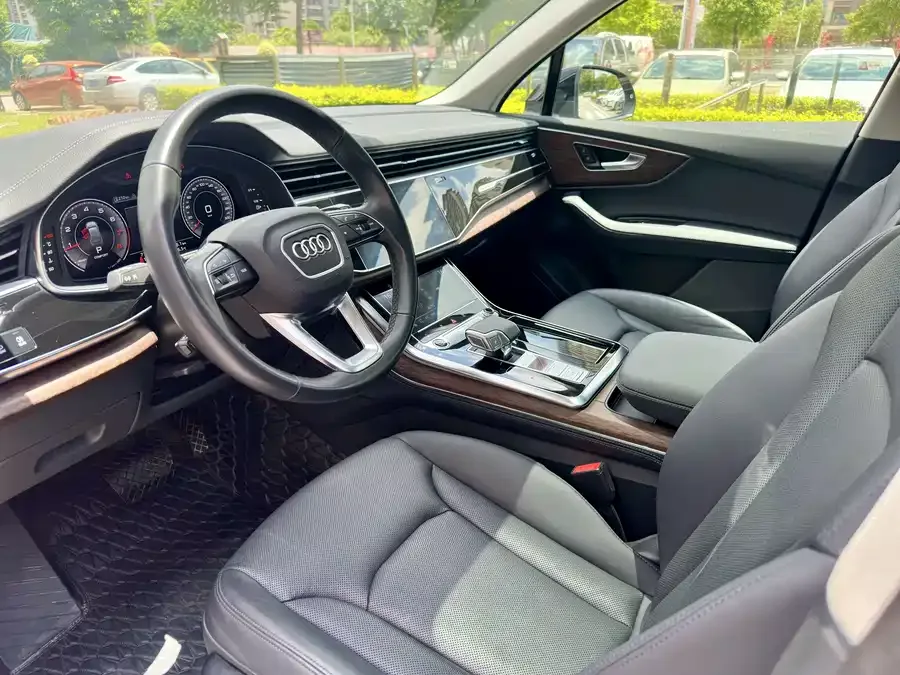 Audi Q7 2023 45 TFSI quattro S line sports model 2024 — миниатюра 3