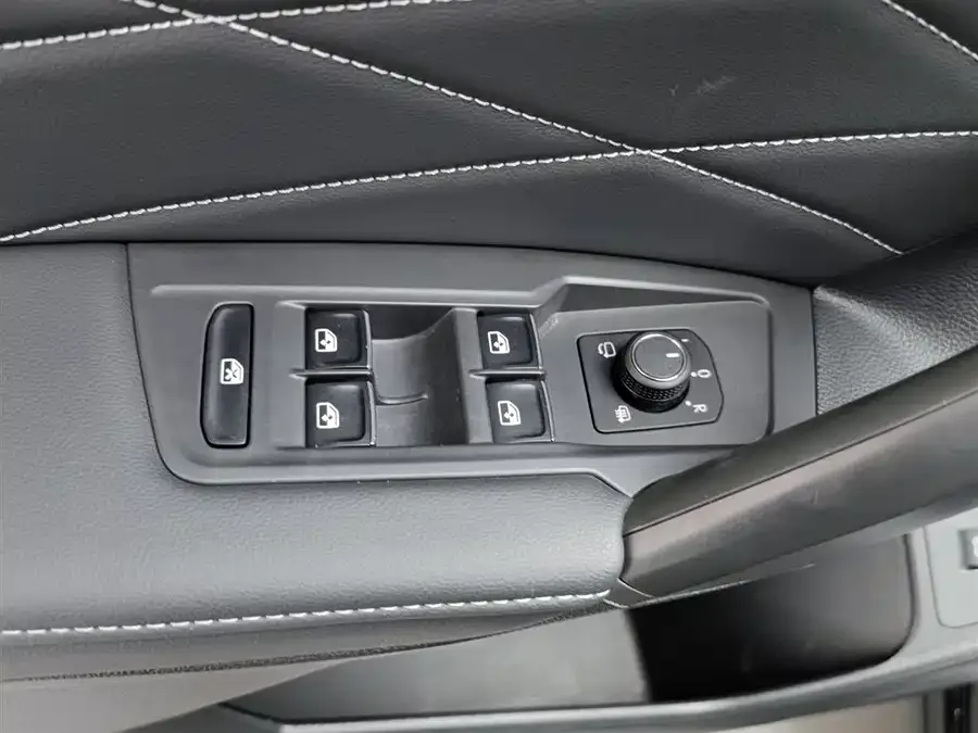 Volkswagen Tiguan L Tiguan L 2024 Outstanding Model 330TSI Automatic Two-Wheel Drive R-Line Dragon Glory Edition 2024 — миниатюра 3