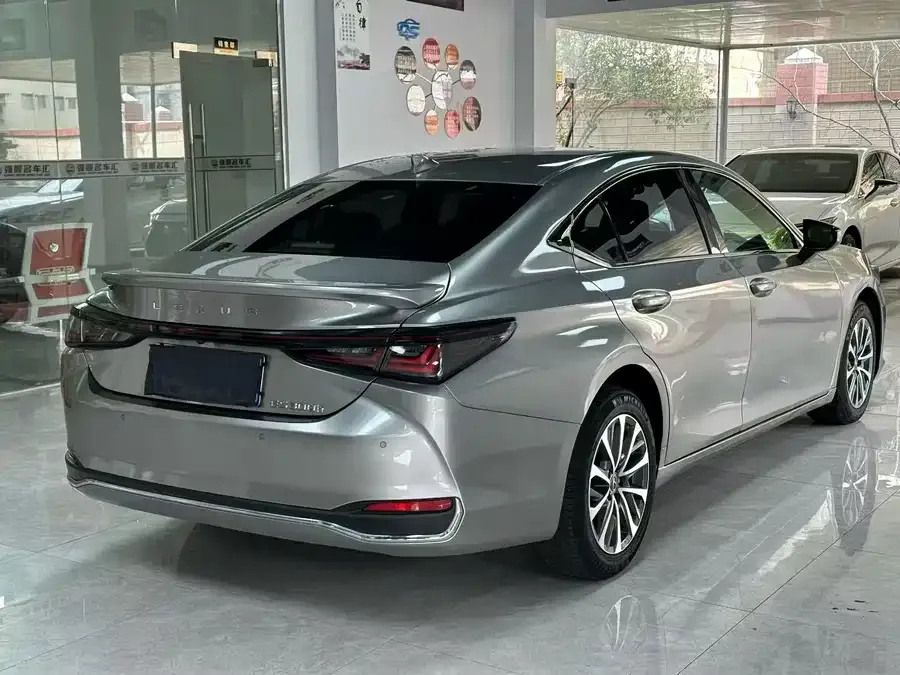 Lexus ES 2025 300h Premium Edition 2025 — миниатюра 3