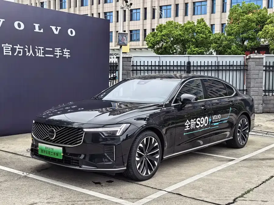 Volvo S90 plug-in hybrid 2025