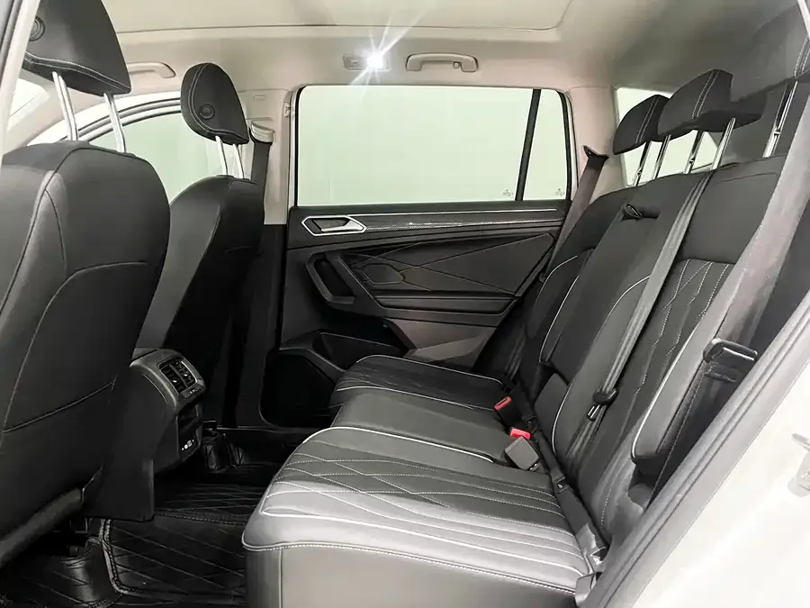 Volkswagen Tiguan L Tiguan L 2024 Outstanding Model 330TSI Automatic Two-Wheel Drive R-Line Dragon Glory Edition 2025 — миниатюра 3