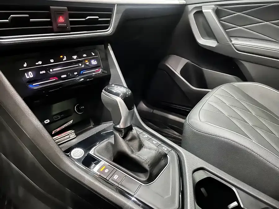 Volkswagen Tiguan L Tiguan L 2024 Outstanding Model 330TSI Automatic Two-Wheel Drive R-Line Dragon Glory Edition 2025 — миниатюра 4