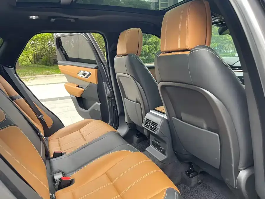 Land Rover Range Rover Velar Range Rover Velar 2022 250PS Glitter Gold Collectors Edition 2022 — миниатюра 4