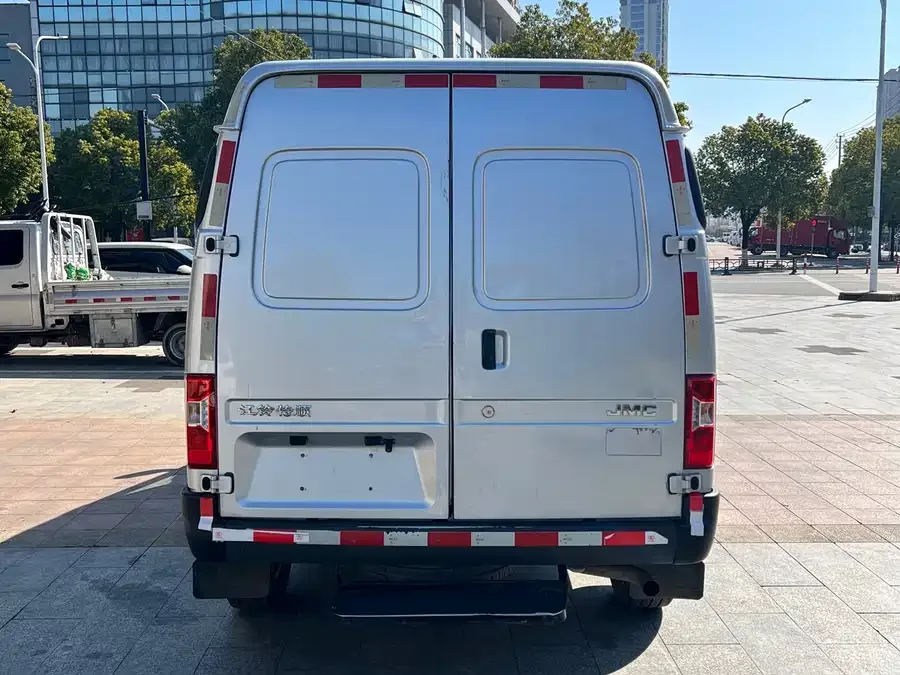 Jiangling special Teshun 2021 2.8T Space King Taurus Long Axis Medium High Roof Rear Single Tire 3-Seater Diesel National VI JX493 2022 — миниатюра 4