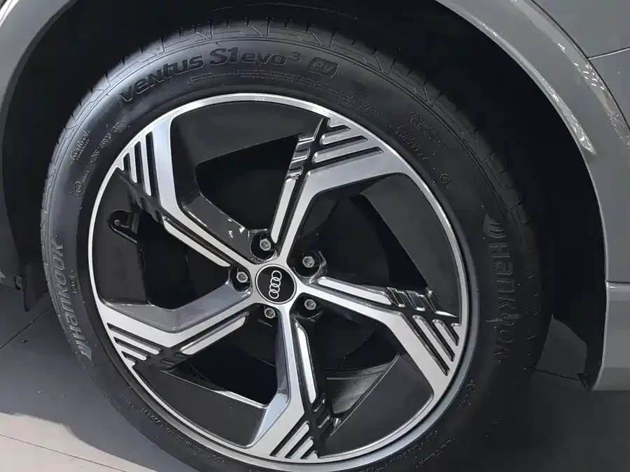 Audi Q4 e-tron 2024 40 e-tron Creative Edition 2025 — миниатюра 5