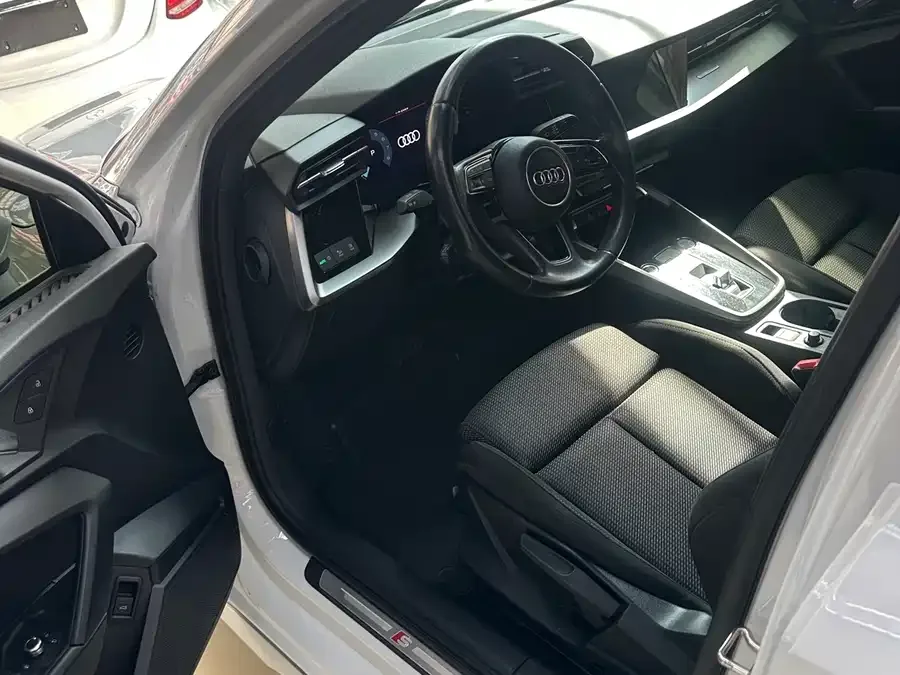 Audi A3 2021 Sportback 35 TFSI Enterprising and Elegant Model 2022 — миниатюра 4