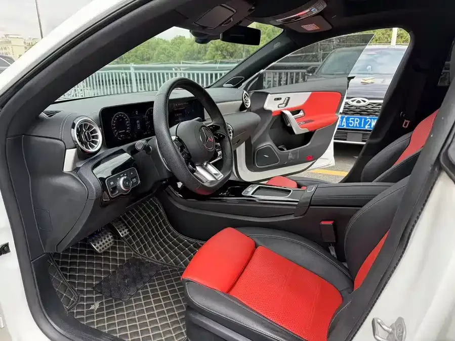 Mercedes-Benz CLA AMG Mercedes-Benz CLA AMG 2024 AMG CLA 35 4MATIC 2024 — миниатюра 4