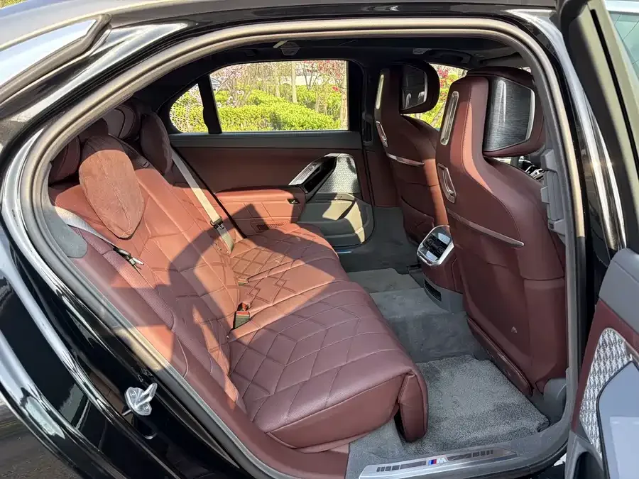 BMW i7 2023 xDrive60L M Sport Package 2025 — миниатюра 2