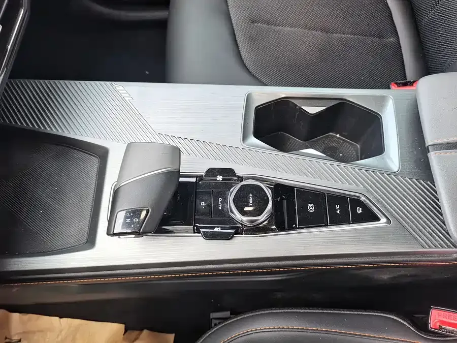 Oshan Z6 Changan Auchan Z6 2023 Blue Whale 1.5T DCT Smart City Edition 2023 — миниатюра 2