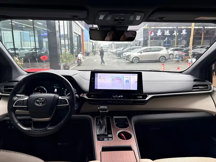Toyota Granvia Grevia 2023 2.5L Hybrid Premium PLUS Edition 2024 — миниатюра 3
