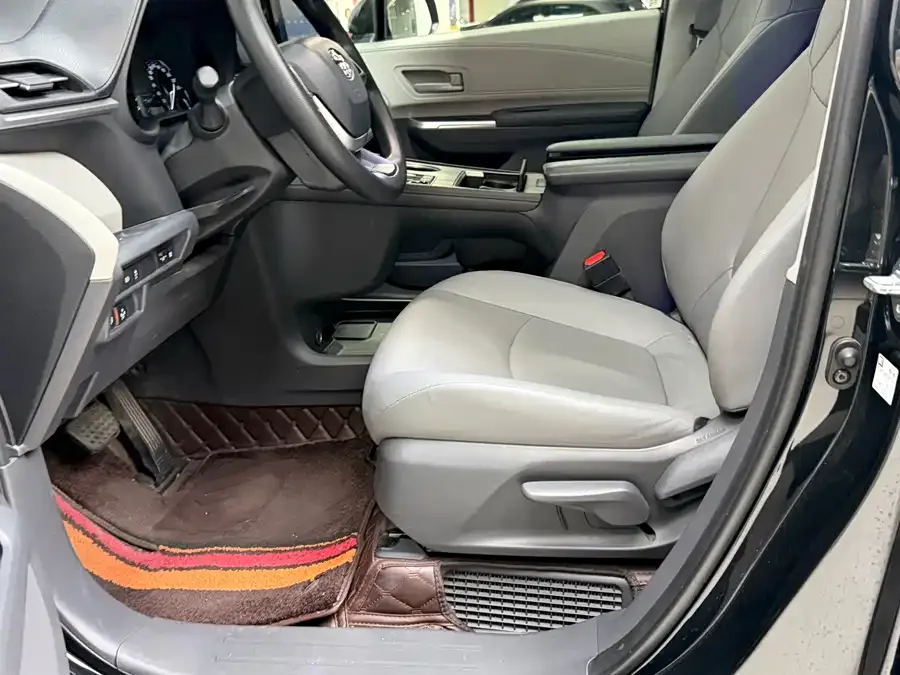 Toyota Granvia Grevia 2023 2.5L Hybrid Comfort Edition 2024 — миниатюра 2