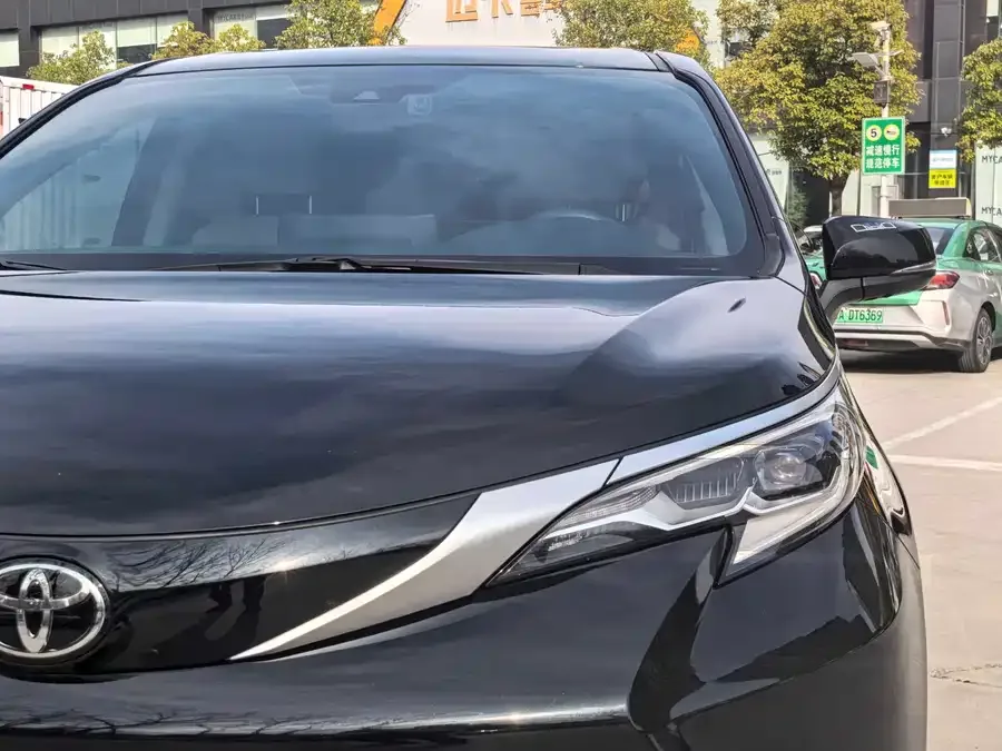 Toyota Sienna SIENNA 2024 2.5L Hybrid 4WD Premium Edition 2025 — миниатюра 2