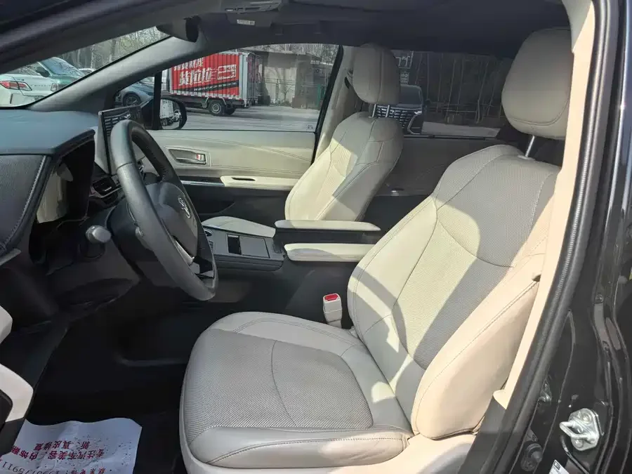 Toyota Sienna SIENNA 2024 2.5L Hybrid 4WD Premium Edition 2025 — миниатюра 3