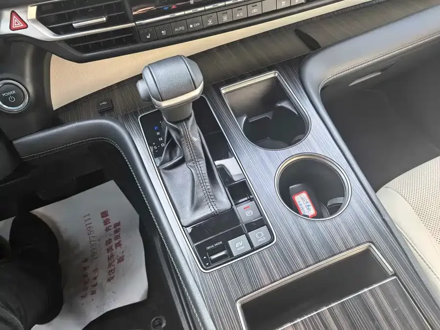 Toyota Sienna SIENNA 2024 2.5L Hybrid 4WD Premium Edition 2025 — миниатюра 4
